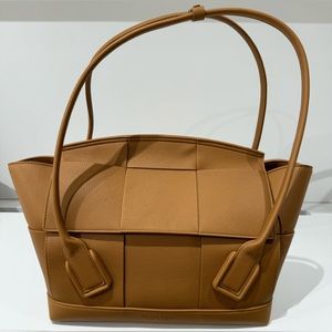 BOTTEGA VENETA
Grained Calfskin Maxi Intrecciato Medium Arco Caramel (LAST ONE!)
